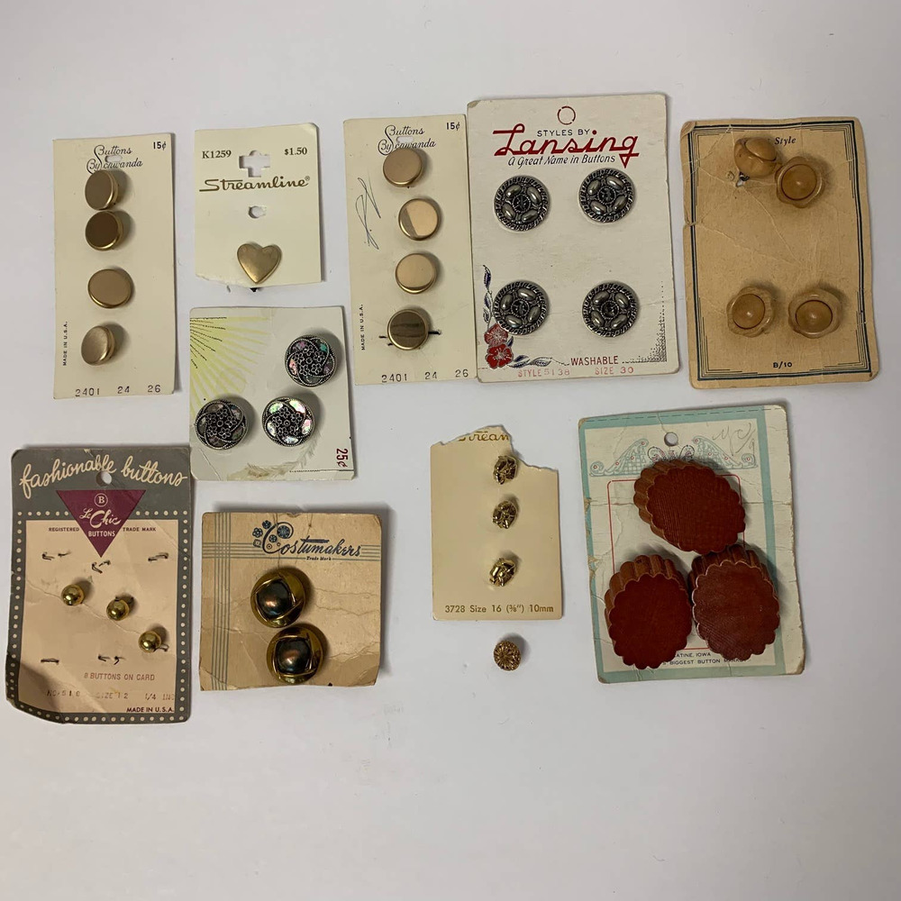 Vintage‎ Buttons Wood/Metal Lot of 32 Buttons New Old Stock NOS